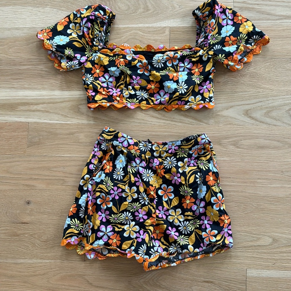 Glamorous Collection Urban Outfitter Set - Picture 2 of 5